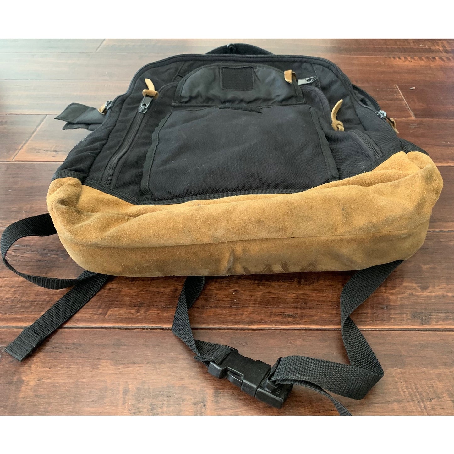 DataPack brand 10 Compartment Ventage Backpack with Leather Bottom