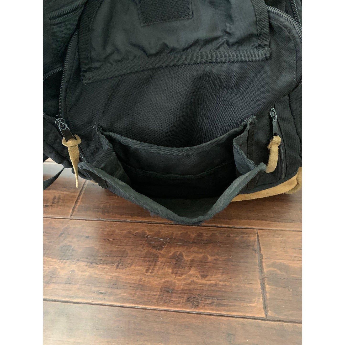 DataPack brand 10 Compartment Ventage Backpack with Leather Bottom