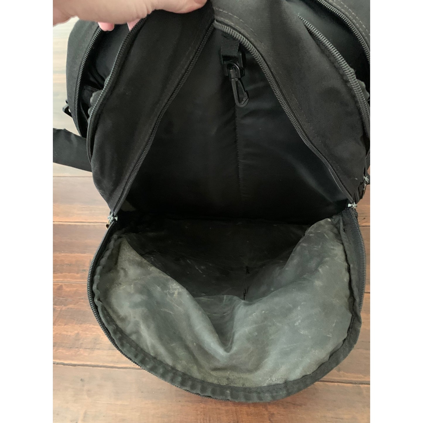 DataPack brand 10 Compartment Ventage Backpack with Leather Bottom