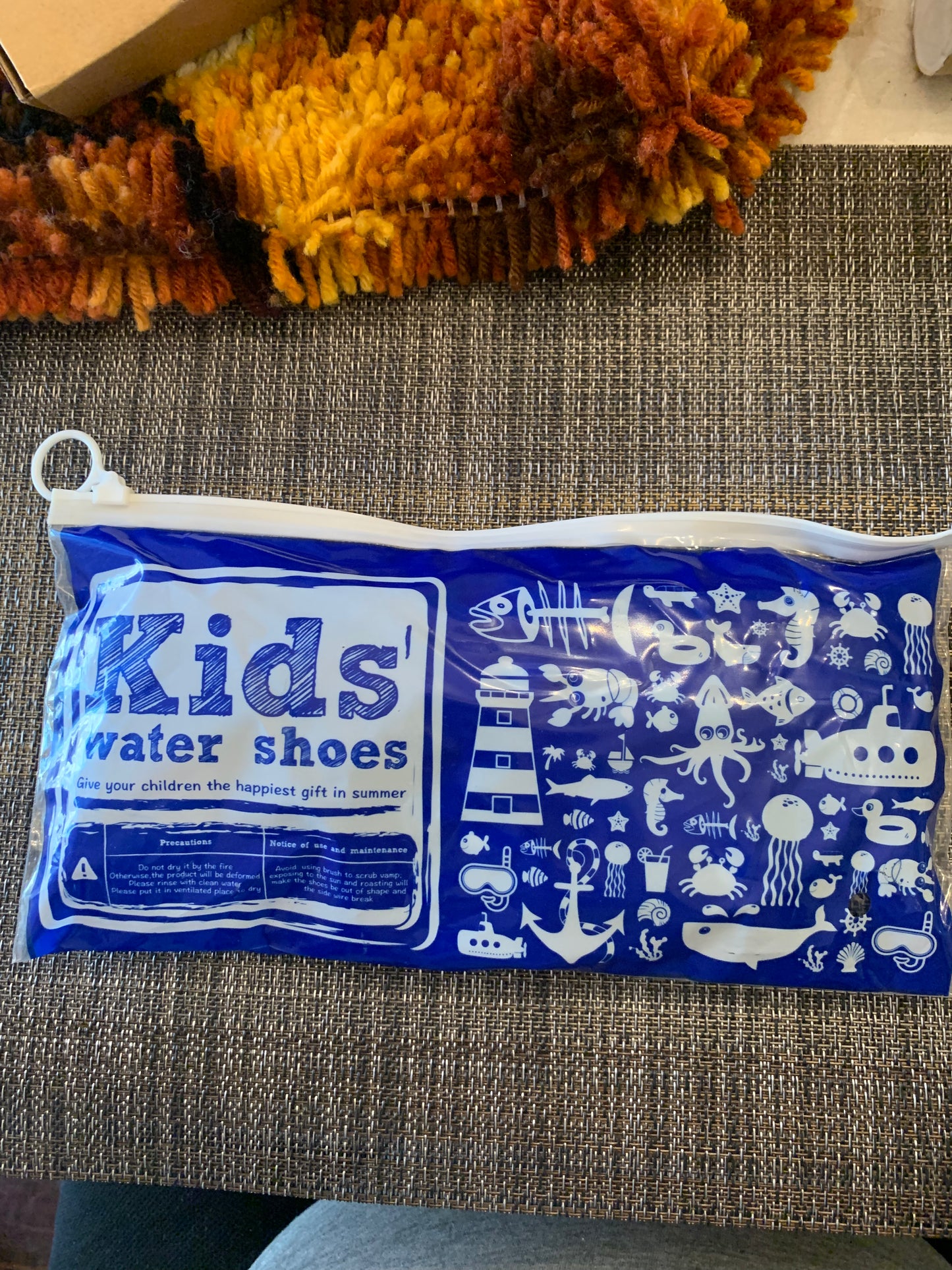 Kids water shoes, C9